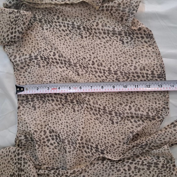 Beautiful tie front top low cut looks amazing on - Picture 5 of 5